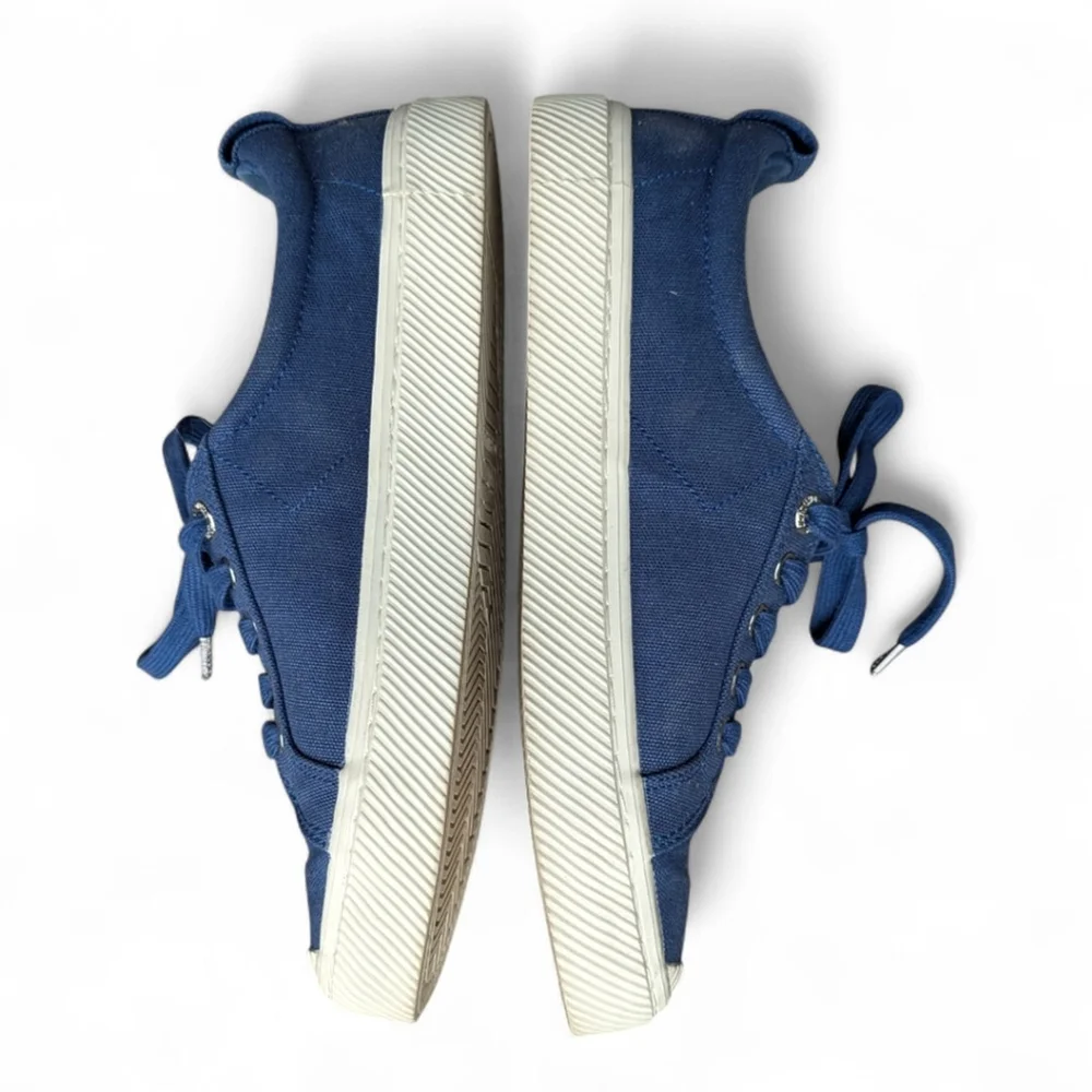 Cariuma Organic OCA Low Top Cap Toe Shadow Blue Canvas & Cork Sneaker Women's 9